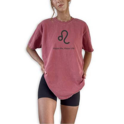 Leo astrology shirt with “Happy Me Happy Life” quote. Zodiac graphic tee for charismatic fire sign personalities born in July and August who embrace confidence and self-expression.